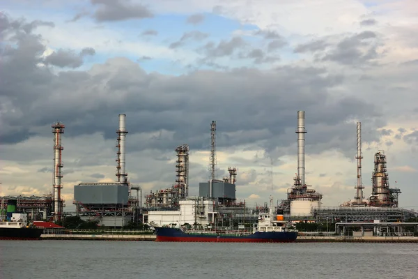 Refinaria de petróleo — Fotografia de Stock