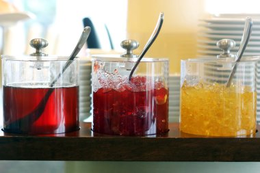 Açık büfe satırındaki Berry reçel