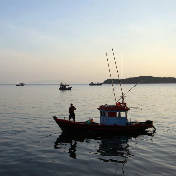 Рыбак на рыбацкой лодке — стоковое фото