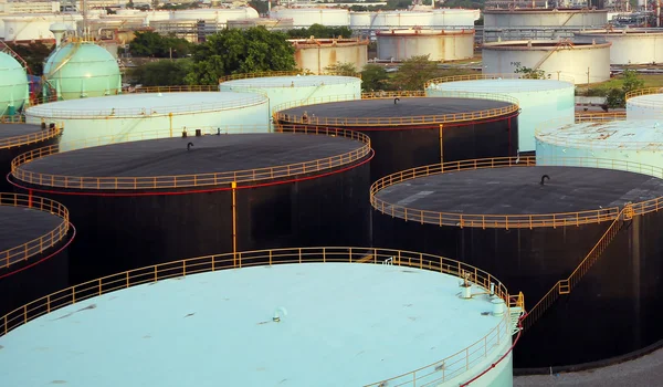 Резервуари для зберігання нафти — стокове фото