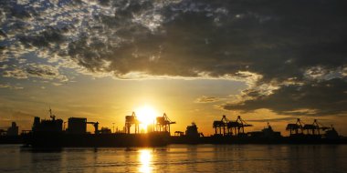 bağlantı noktası ambar kap kargo ve vinç köprü ile