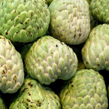 şeker elmaverduras en un mercado