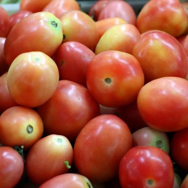 Markette taze domates