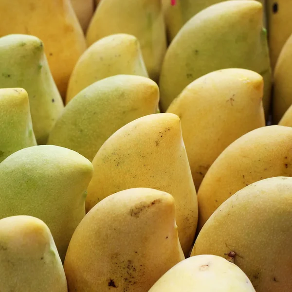 Tatlı mango meyve Market — Stok fotoğraf