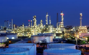 Alacakaranlıkta petrol rafinerisi
