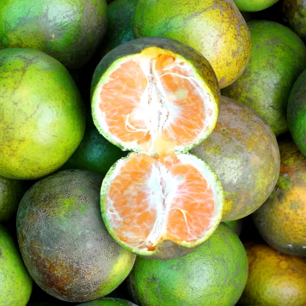 Pila de naranja en el mercado de frutas — Foto de Stock