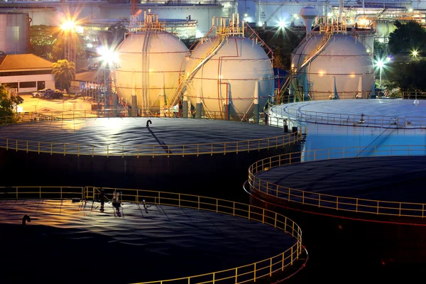 A refinaria de petróleo no crepúsculo — Fotografia de Stock
