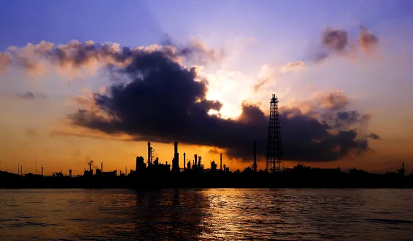 Silhouette of oil refinery — Stock Photo, Image