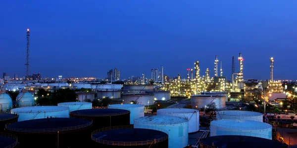 Olieraffinaderij bij schemering — Stockfoto
