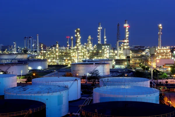 Olieraffinaderij bij schemering — Stockfoto