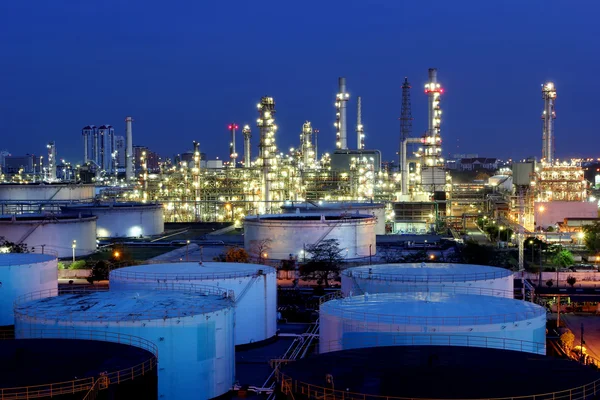 Refinería de petróleo al atardecer — Foto de Stock