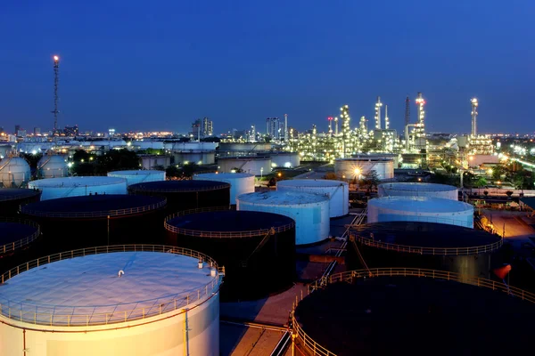 Oil refinery at twilight — Stock Photo, Image