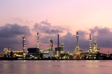 Alacakaranlıkta petrol rafinerisi