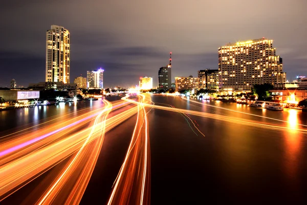 Boat light trails on Chao Phraya river — Stock Photo, Image