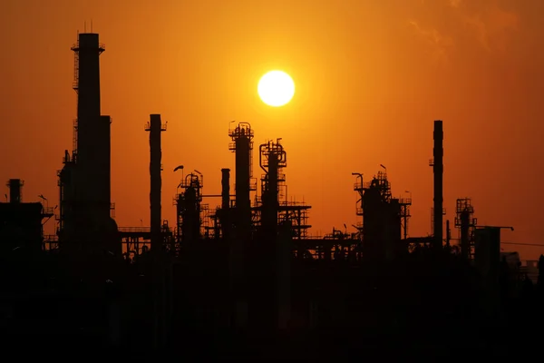 Oil refinery at sunrise — Stock Photo, Image