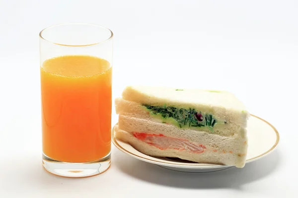 Kanapki i pomarańczowy sok — Zdjęcie stockowe