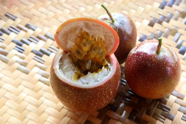 Fruta Pasión Fresca Una Cesta Fruta Tropical Saludable —  Fotos de Stock