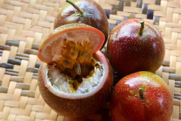 Fruta Pasión Fresca Una Cesta Fruta Tropical Saludable — Foto de Stock