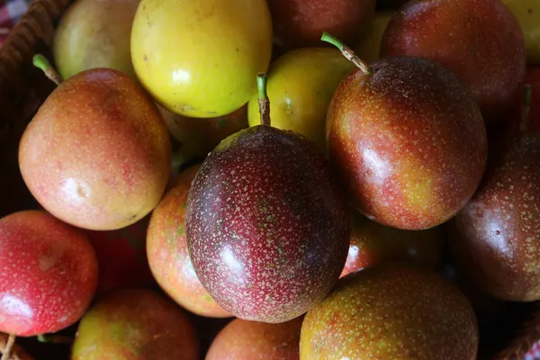 Çarkıfelek Meyvesi Sepeti Içinde — Stok fotoğraf