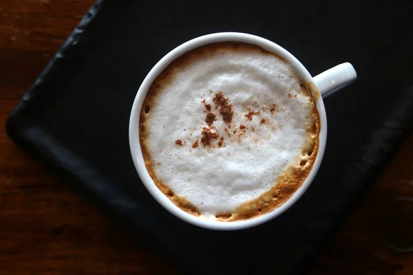 Secangkir Kopi Cappuccino Panas Atas Meja Kayu — Stok Foto