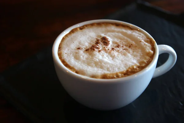 Kopp Varm Cappuccino Kaffe Träbord — Stockfoto