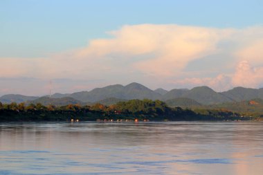 Nehrin manzarası, güzel gökyüzü arkaplanı.