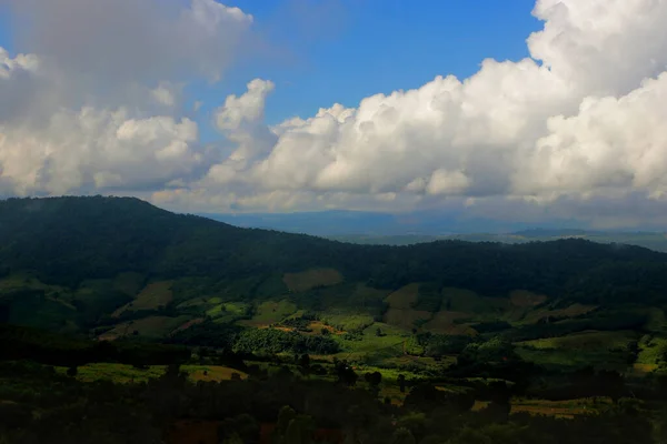 Vista Del Paisaje Montañas Verdes Con Hermoso Fondo Del Cielo — Foto de Stock