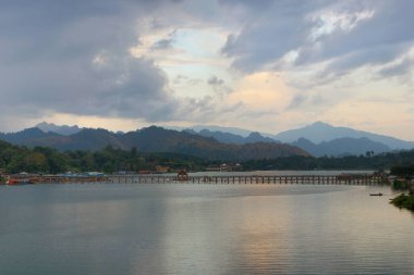 Dağlı ve güzel gökyüzü arkaplanlı nehrin fotoğrafı