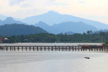 Dağlı ve güzel gökyüzü arkaplanlı nehrin fotoğrafı