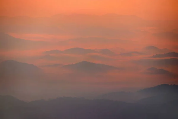 風景写真 山の丘の上の海霧 — ストック写真