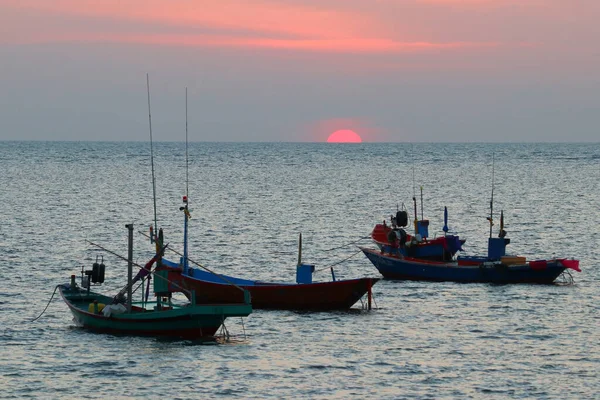 Fiskebåt Havet Med Vacker Solnedgång Bakgrund — Stockfoto