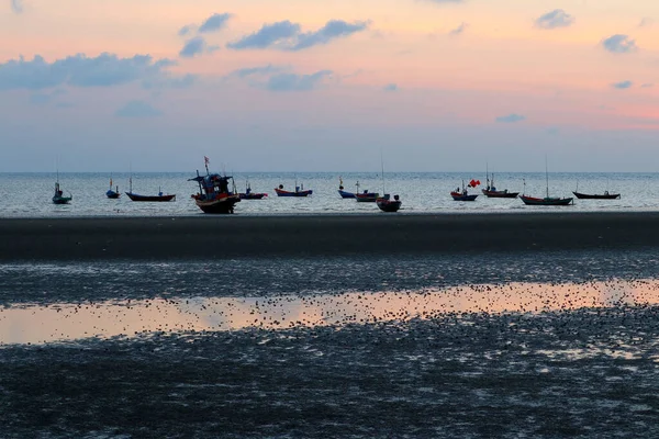 渔船在大海与美丽的天空背景 — 图库照片