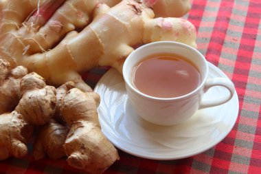 Zencefilli gazoz ve zencefil kökü fotoğrafı