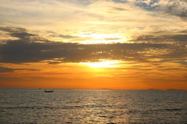 Huzurlu okyanus manzarası ve güzel günbatımı arka planı.