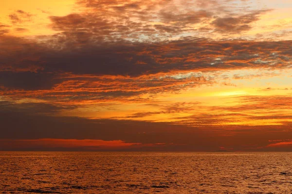 美しい夕日を背景にした穏やかな海の風景 — ストック写真