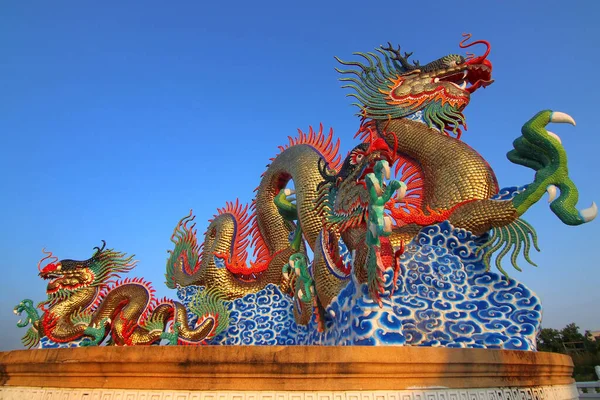 Chinesischer Goldener Drache Mit Schönem Himmelshintergrund — Stockfoto