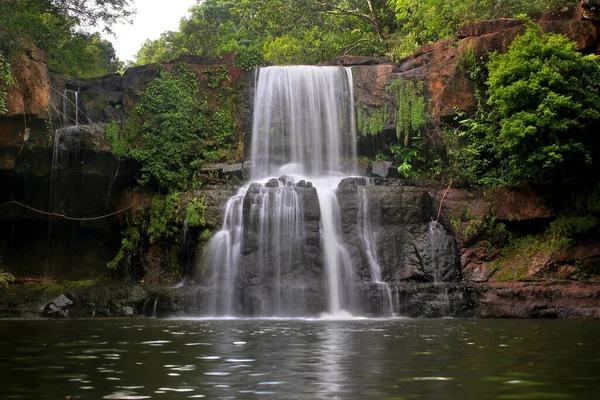 Landschap Foto Verbazingwekkend Waterval Het Groene Woud — Stockfoto