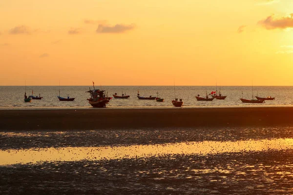 Barco Pesca Mar Com Fundo Céu Bonito — Fotografia de Stock