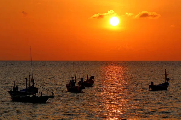 Barco Pesca Mar Com Belo Pôr Sol Fundo — Fotografia de Stock