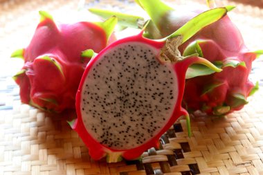 Örülmüş tahtada ejderha meyvesine yakın çekim