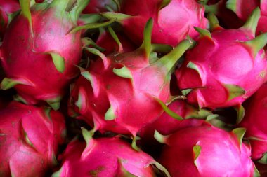 Meyve pazarında bir yığın ejderha meyvesi.