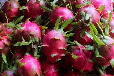 Meyve pazarında bir yığın ejderha meyvesi.