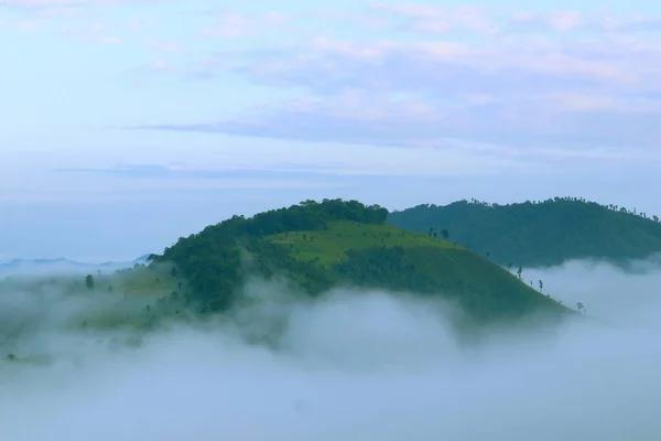 Пейзажне Фото Туманні Гірські Пагорби Вранці — стокове фото
