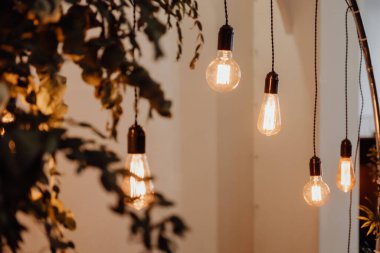 Gece seremonisinin düğün dekorunun unsurları. Çiçek düğün süsü..