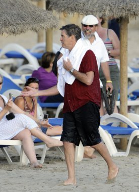 aktör pierce brosnan.