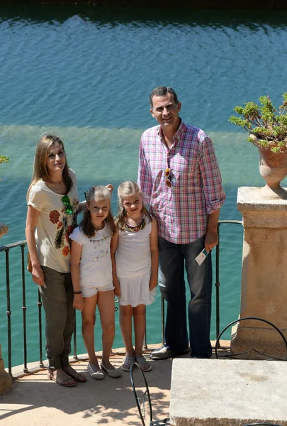 Spaanse koninklijke familie in raixa, een openbare landgoed in serra de tramuntana in mallorca tijdens de vakantie. augustus 2014 — Stockfoto