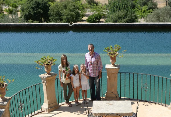 Spanish Royal Family in Raixa, a public estate in Serra de Tramuntana in Mallorca during the holidays. August 2014 — Stock Photo, Image