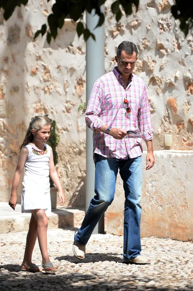 Familia Real Española en Raixa, una finca pública en Serra de Tramuntana en Mallorca durante las vacaciones. Agosto de 2014 — Foto de Stock