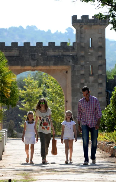 Familia Real Española en Raixa, una finca pública en Serra de Tramuntana en Mallorca durante las vacaciones. Agosto de 2014 — Foto de Stock