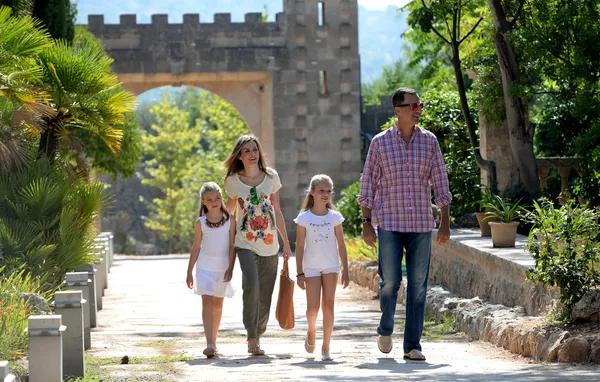 Famiglia Reale Spagnola a Raixa, una proprietà pubblica a Serra de Tramuntana a Maiorca durante le vacanze. agosto 2014 Foto Stock Royalty Free